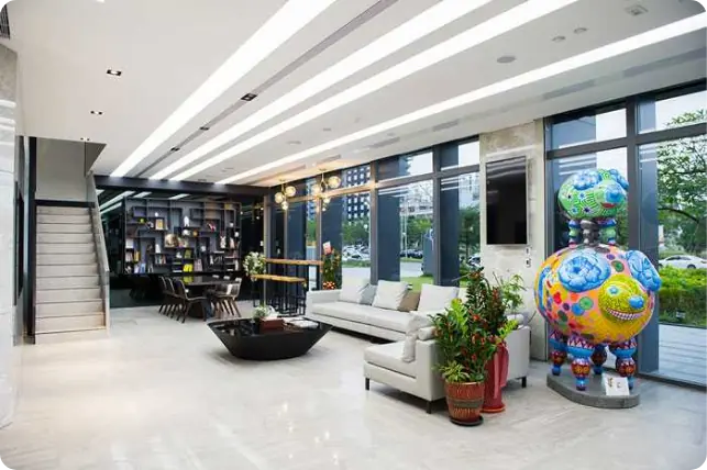 青少年隱適美矯正,就找張瀞文醫師:專業、有效、安全有保障 A sleek and modern dental office interior showcasing the aesthetic design of invisible braces. Warm lighting illuminates a stylish reception area with minimalist furniture and clean lines. In the center, a patient chair is surrounded by state-of-the-art dental equipment, highlighting the advanced technology behind the invisible orthodontic treatment. The background features soothing pastel-toned walls and large windows, creating a calming and inviting atmosphere. The overall composition conveys a sense of professionalism, efficiency, and the delicate beauty of the invisible braces solution.